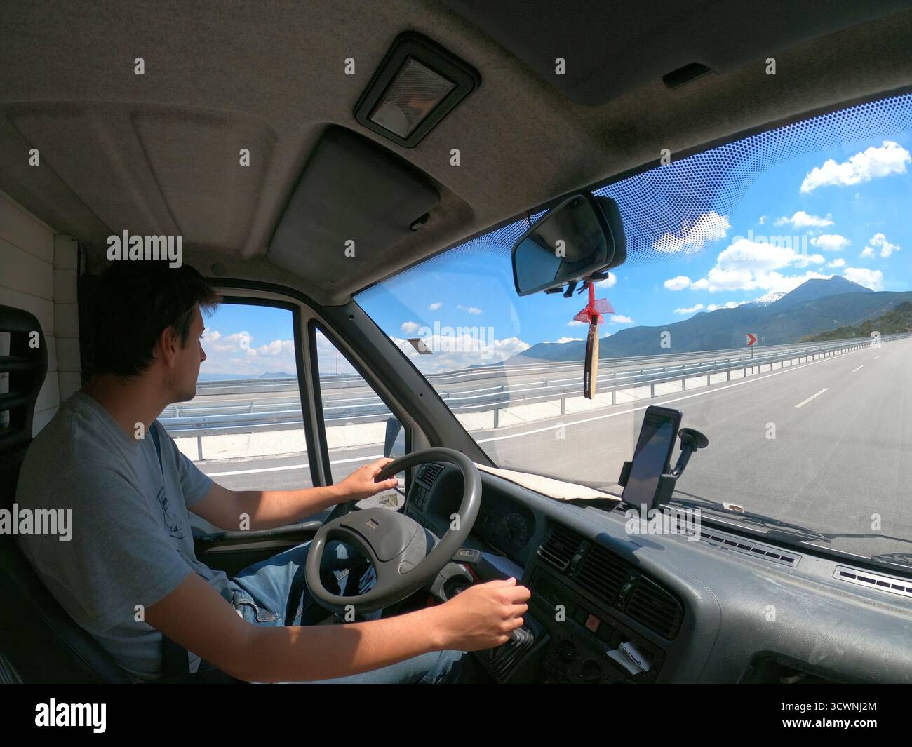 Mann, der einen Wohnmobil auf einer Autobahnfahrt in Turkiye fährt Stockfoto