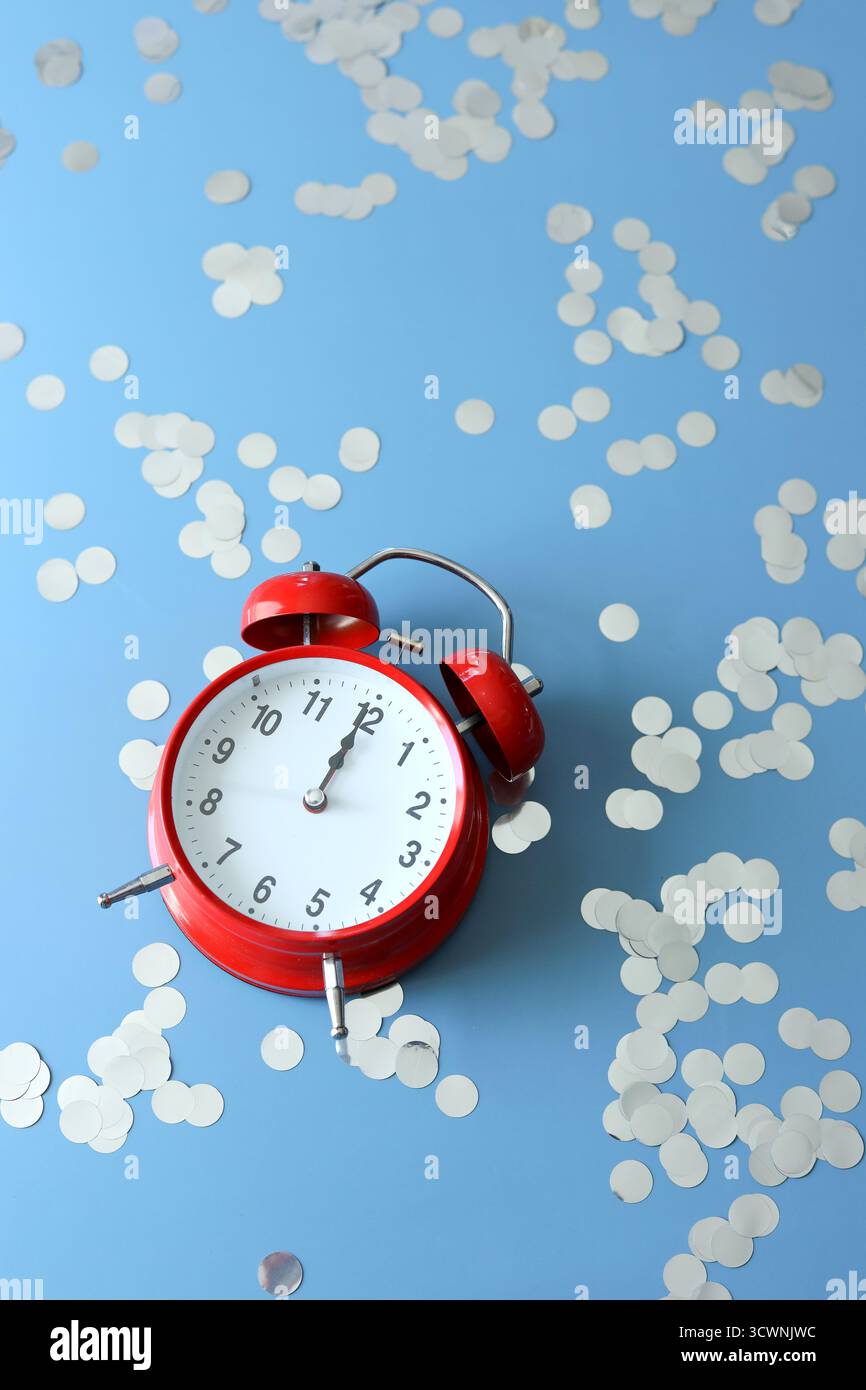 Die Uhr zeigt Mitternacht auf einem hübschen blauen Hintergrund Stockfoto