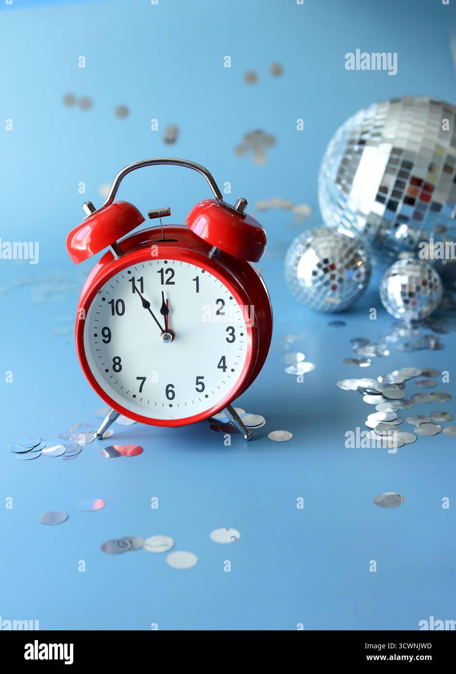 Uhr zeigt fünf Minuten bis Mitternacht an Silvester an Stockfoto