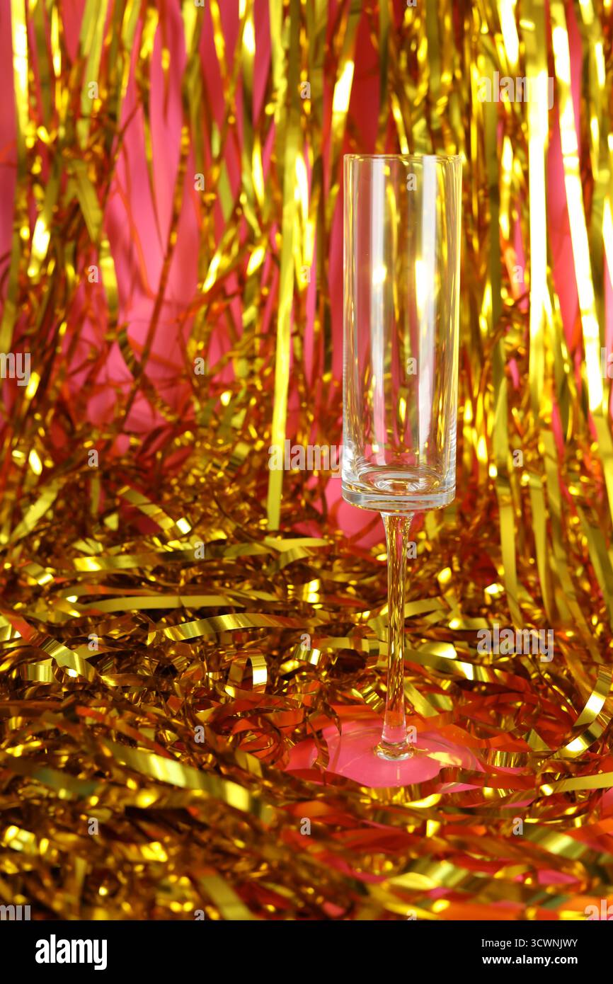 Leeres Sektglas auf Goldfolie Stockfoto