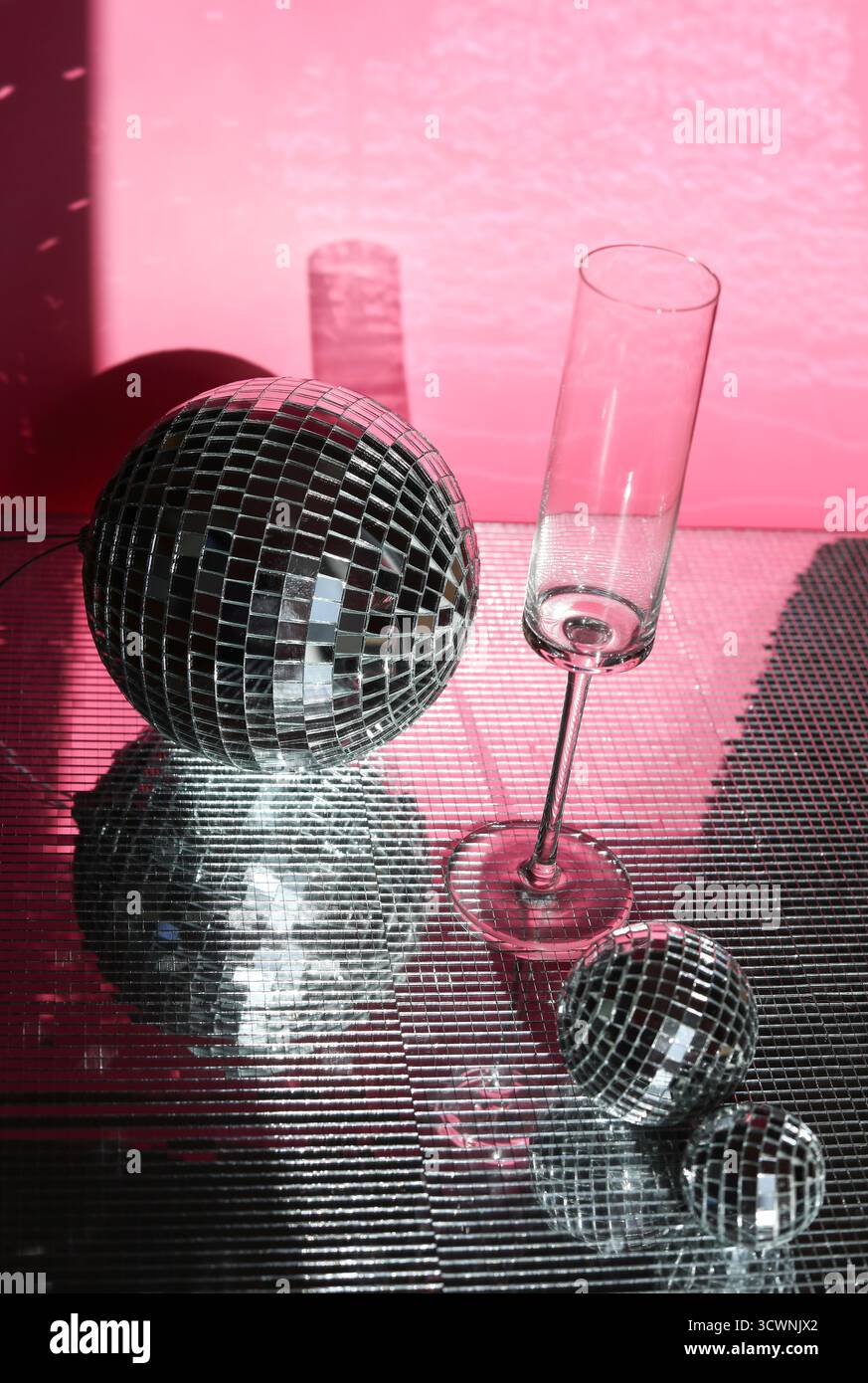 Moderne Champagnerflöte im Disco-Hintergrund Stockfoto