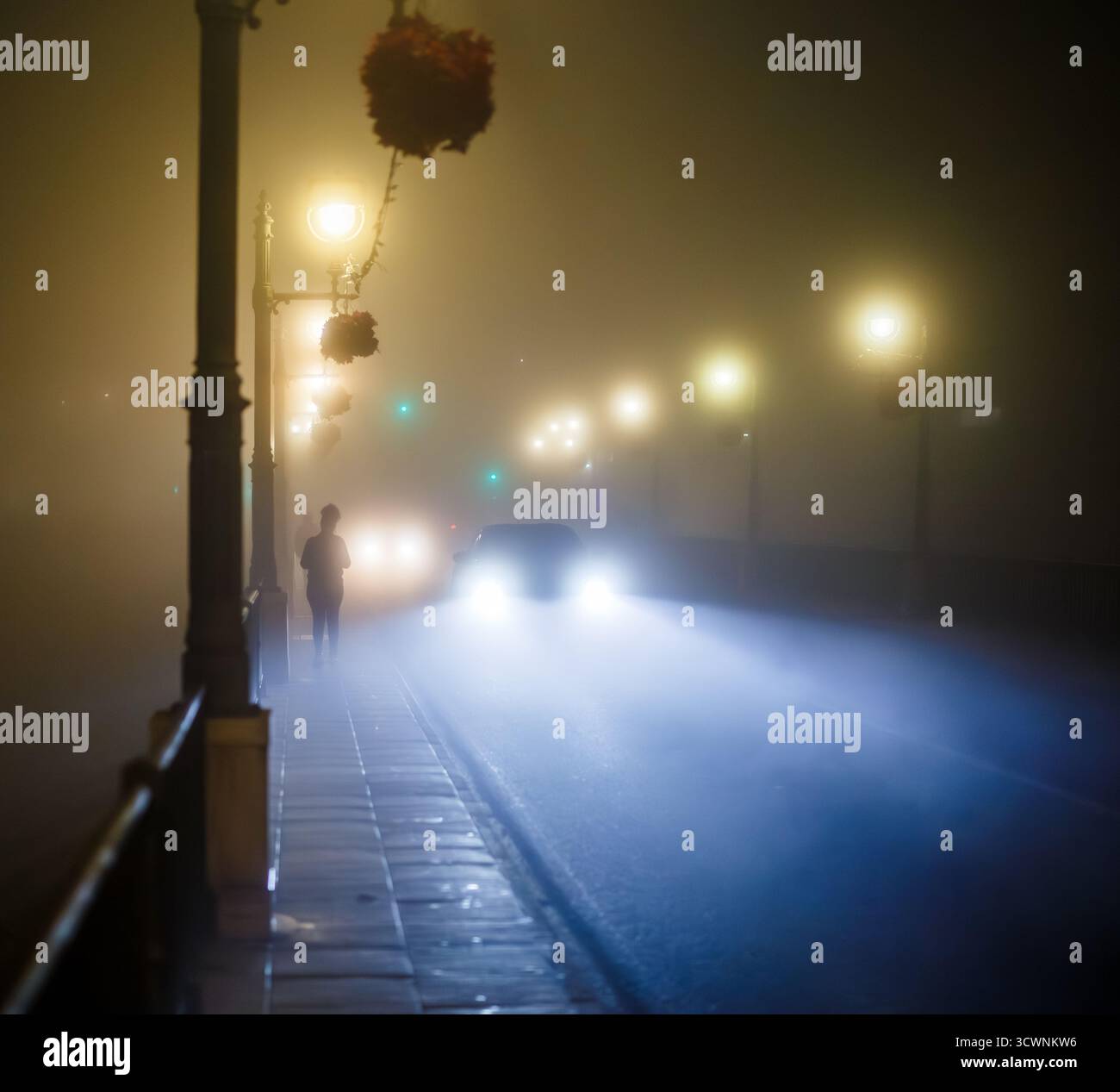 Eine Nebelnächtelüberquerung in Villajoyosa Stockfoto