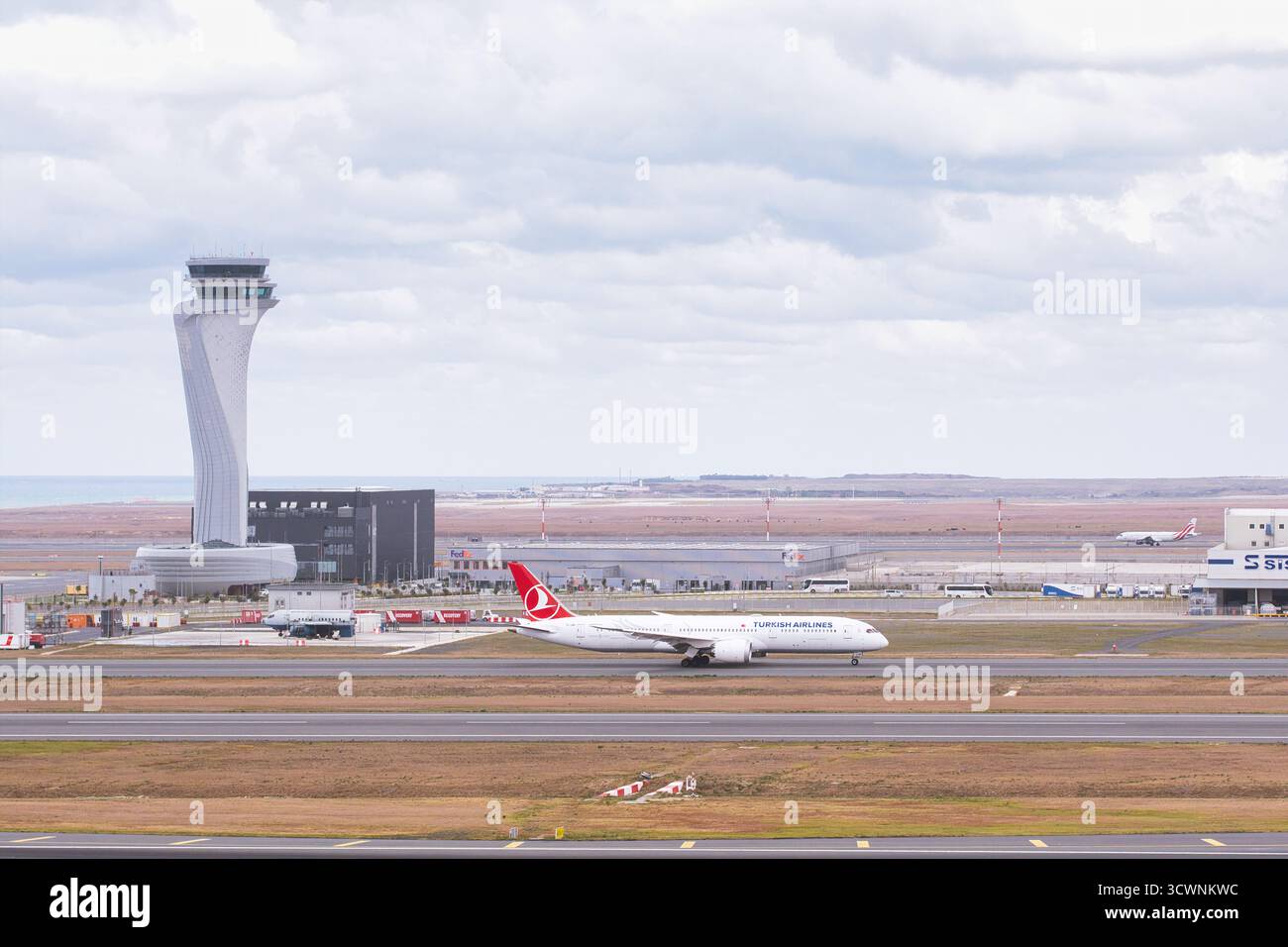 Turkish Airlines Flugzeug besteuert nach der Landung auf dem Flughafen Istanbul. Stockfoto