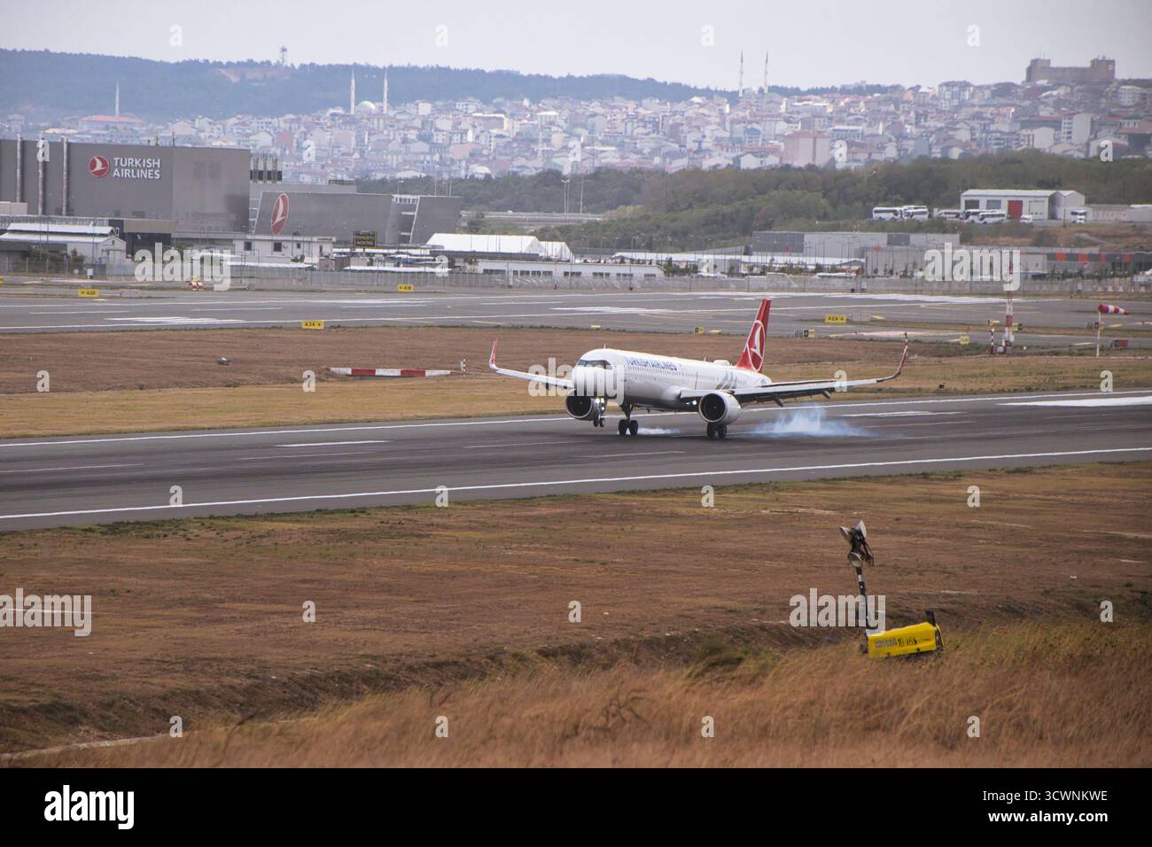 Ein Flugzeug der Turkish Airlines landet am Flughafen Istanbul. Stockfoto