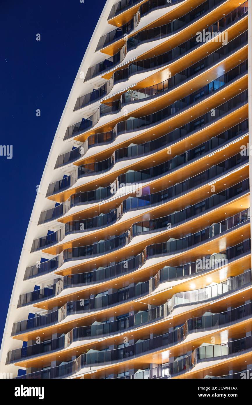 Riesiges Raster von Wolkenkratzer-Balkonen Stockfoto