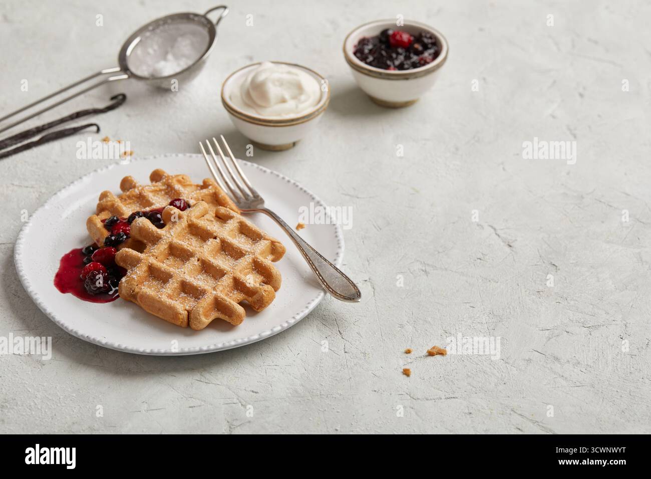 Waffeln mit Beerenkompott Stockfoto