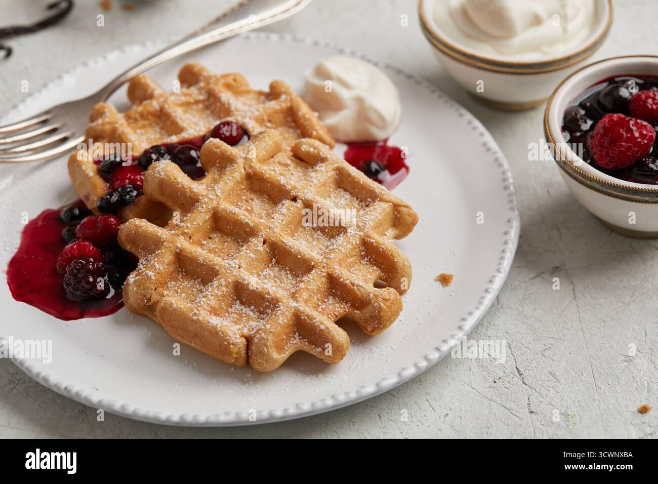 Waffeln mit Beerenkompott Stockfoto