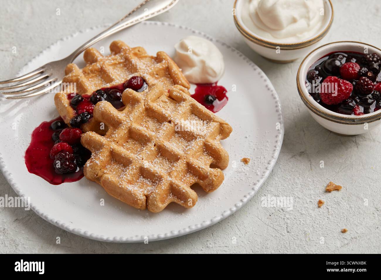 Waffeln mit Beerenkompott Stockfoto