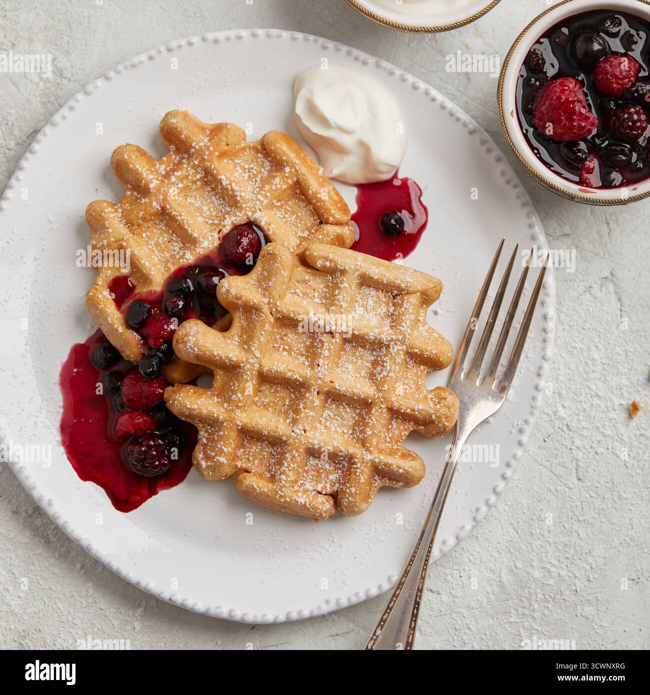 Waffeln mit Beerenkompott Stockfoto