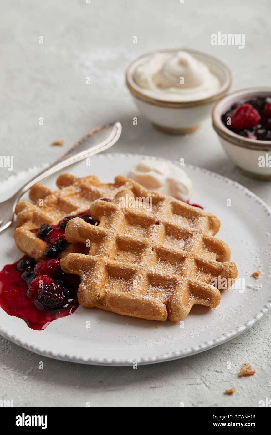 Waffeln mit Beerenkompott Stockfoto
