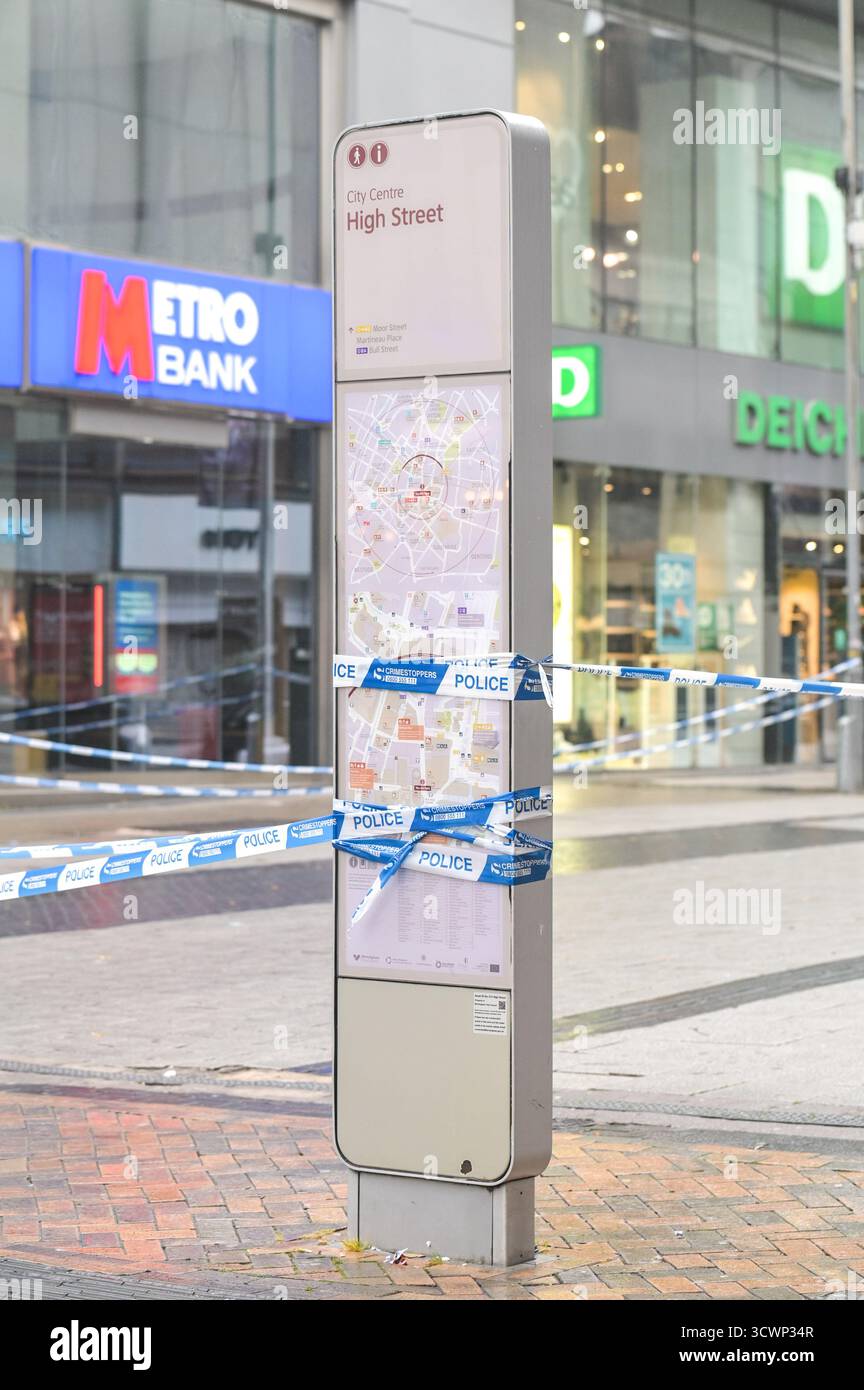 High Street, Birmingham 13. Oktober 2025 - Polizei und Forensik von West Midlands am Tatort eines schweren Messerstichs auf der High Street im Stadtzentrum von Birmingham, nachdem ein 17-jähriger Junge am Sonntagabend erstochen und schwer verletzt wurde. Cordons, die die gesamte High Street schließen, waren immer noch für den größten Teil des Montagmorgens da Forensik und Spezialsuchteams nach der Waffe suchten. Quelle: British News und Media/Alamy Live News Stockfoto