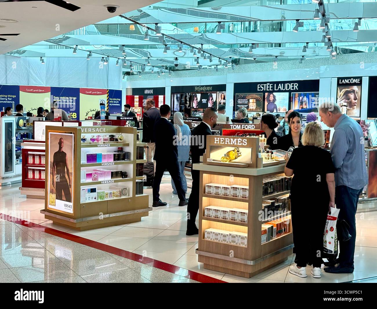 Internationaler Flughafen Dubai, Terminal 3, Duty-Free-Shop mit Parfüm von Hermes, Estée Lauder, Lancome und Versace, VAE Stockfoto