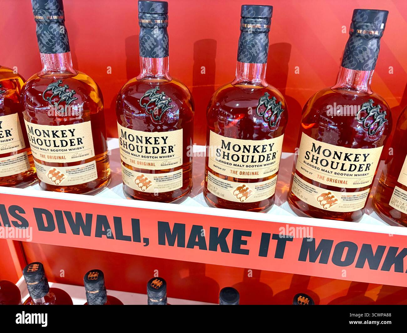 Monkey Shoulder Blended Whisky Flaschen im Duty-Free-Shop des internationalen Flughafens Dubai, VAE Stockfoto