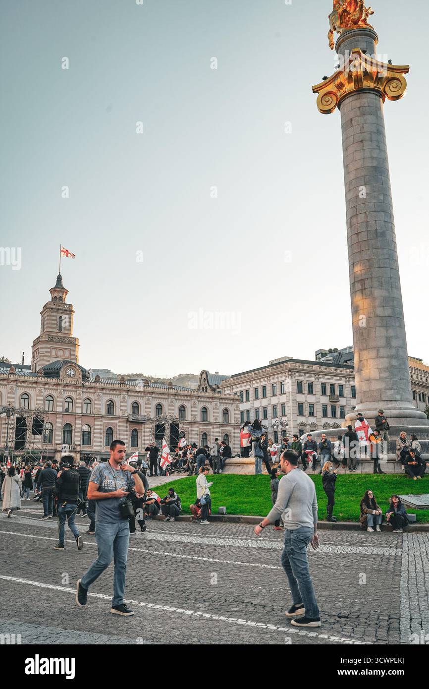 Tiflis, Georgien – 4. Oktober 2025: Demonstranten mit georgischer Flagge versammeln sich auf dem Freiheitsplatz (Tavisuplebis Moedani) nach den Wahlen in Tiflis. Stockfoto