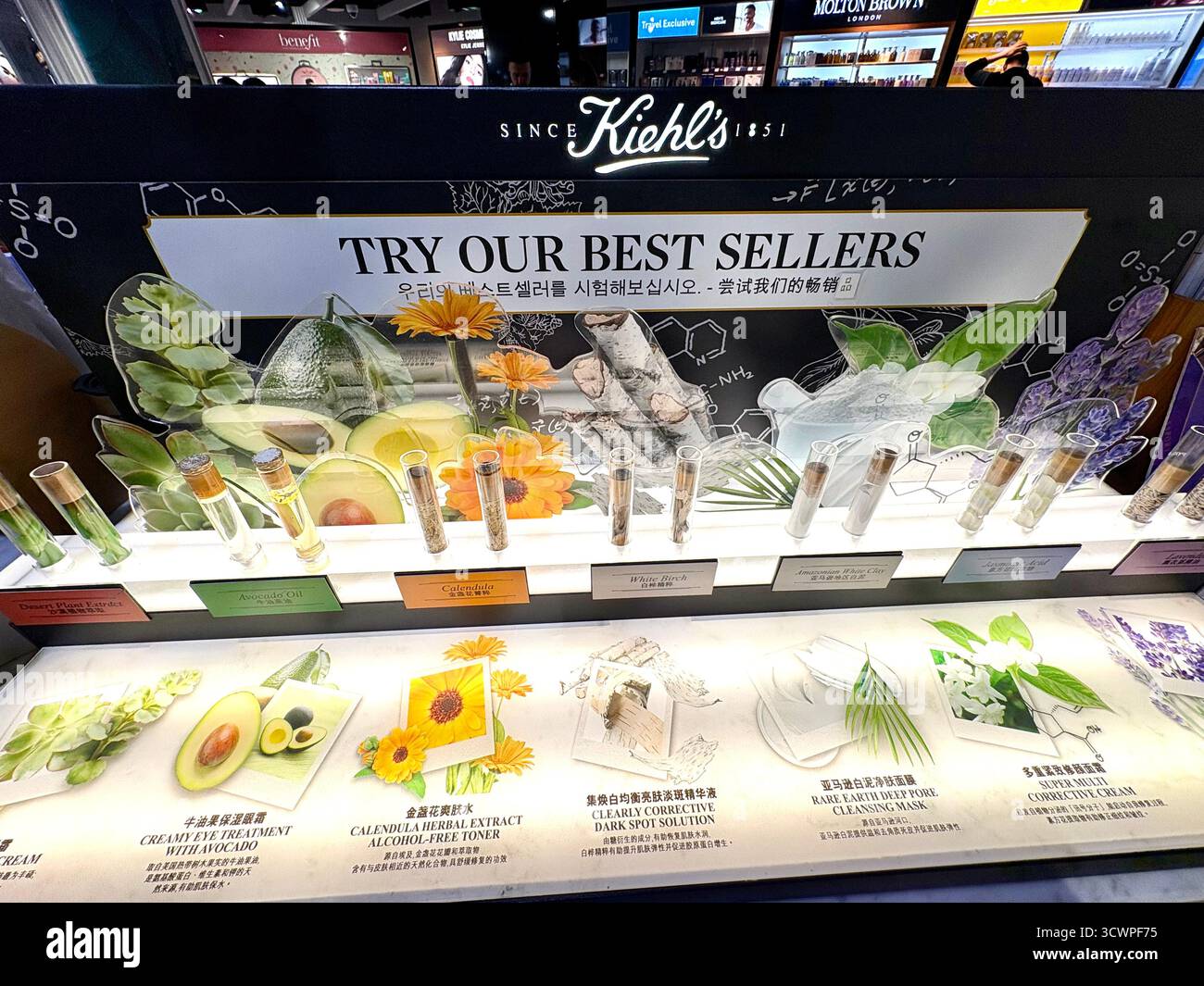 Kiehl's Bestseller Produkte zum Verkauf am Flughafen Dubai, Kiehl's ist ein US-amerikanischer Kosmetikhersteller - Smartphone-aufgenommenes Stockfoto