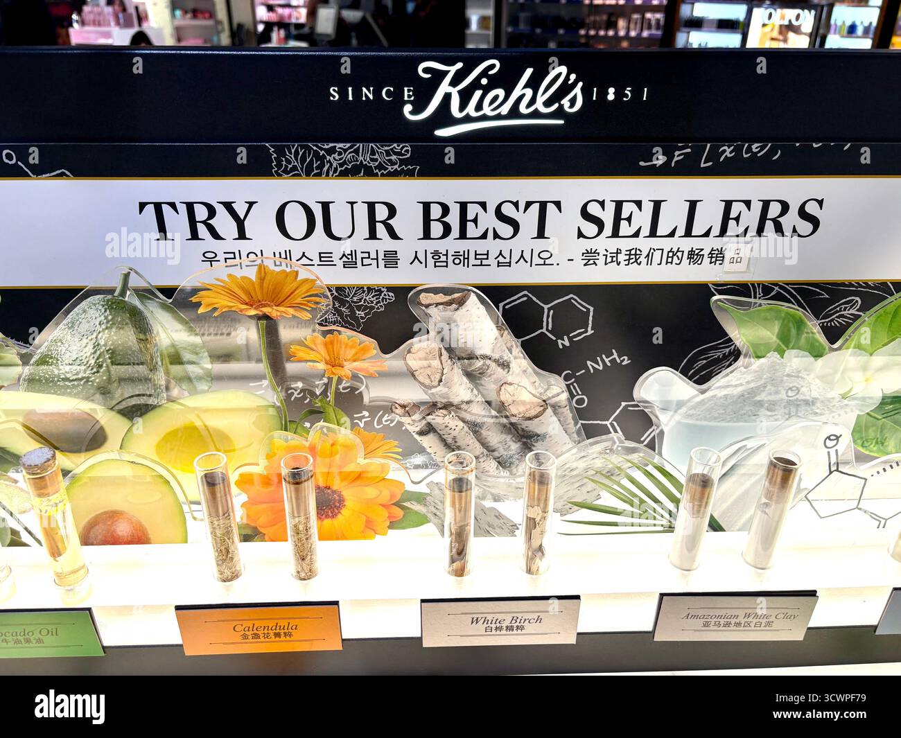 Kiehl's Bestseller Produkte zum Verkauf am Flughafen Dubai, Kiehl's ist ein US-amerikanischer Kosmetikhersteller - Smartphone-aufgenommenes Stockfoto