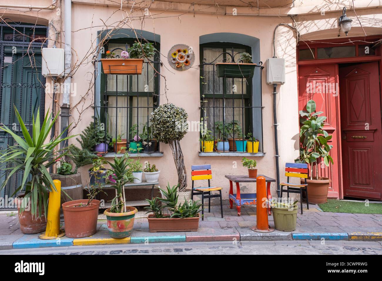 Farbenfrohe, beliebte Straßenecke in Balat, Istanbul. Blick auf die lebhafte, schöne Hausfront, Topfpflanzen, rote Türen und yildirim Street Charme Stockfoto