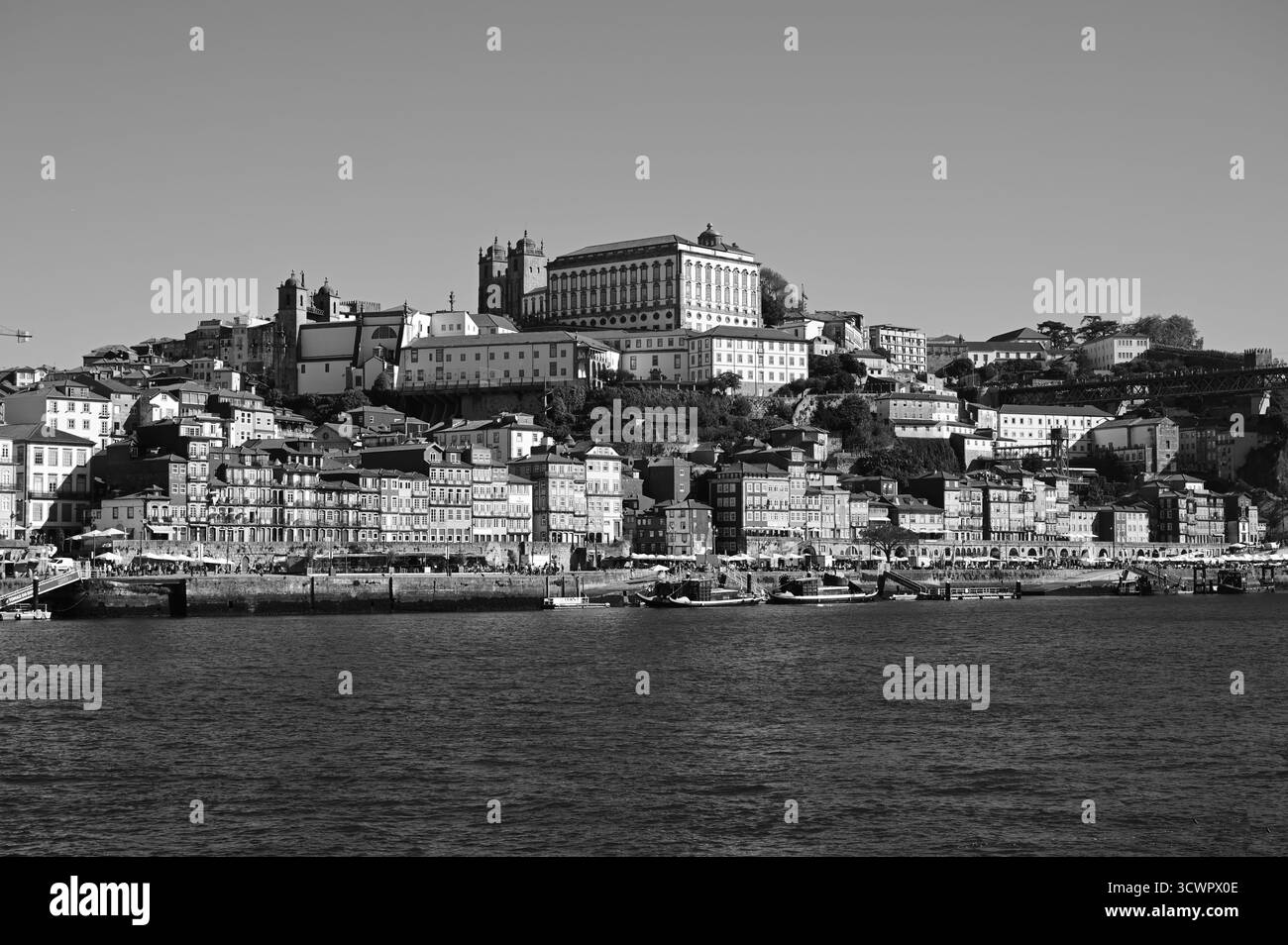 Blick über den Fluss Douro in Porto auf religiöse Gebäude in Portugal. Stockfoto