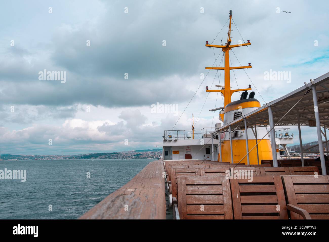 Istanbul, Türkei - 10. März 2023: Oberdeck einer Fähre. Gelb-weißes Kreuzfahrtschiff mit rotem Ankersymbol auf Schornstein. Segeln mit der Fähre Stockfoto