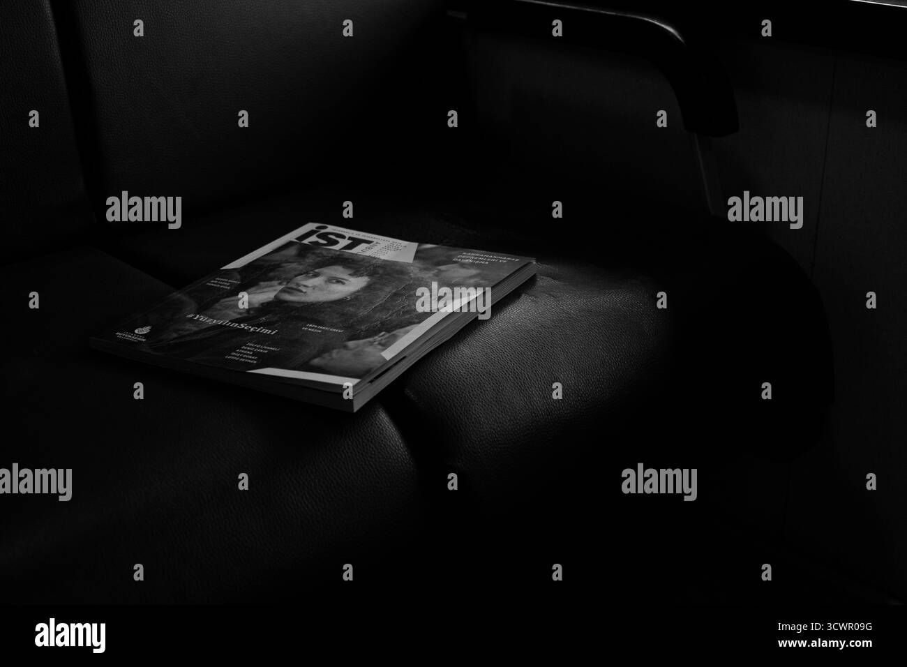 Istanbul, Türkei - 10. März 2023: Zeitschrift über dunklen Ledersitz. Die düstere und dramatische Szene des Magazins der Metropolgemeinde Istanbul ruht auf l Stockfoto