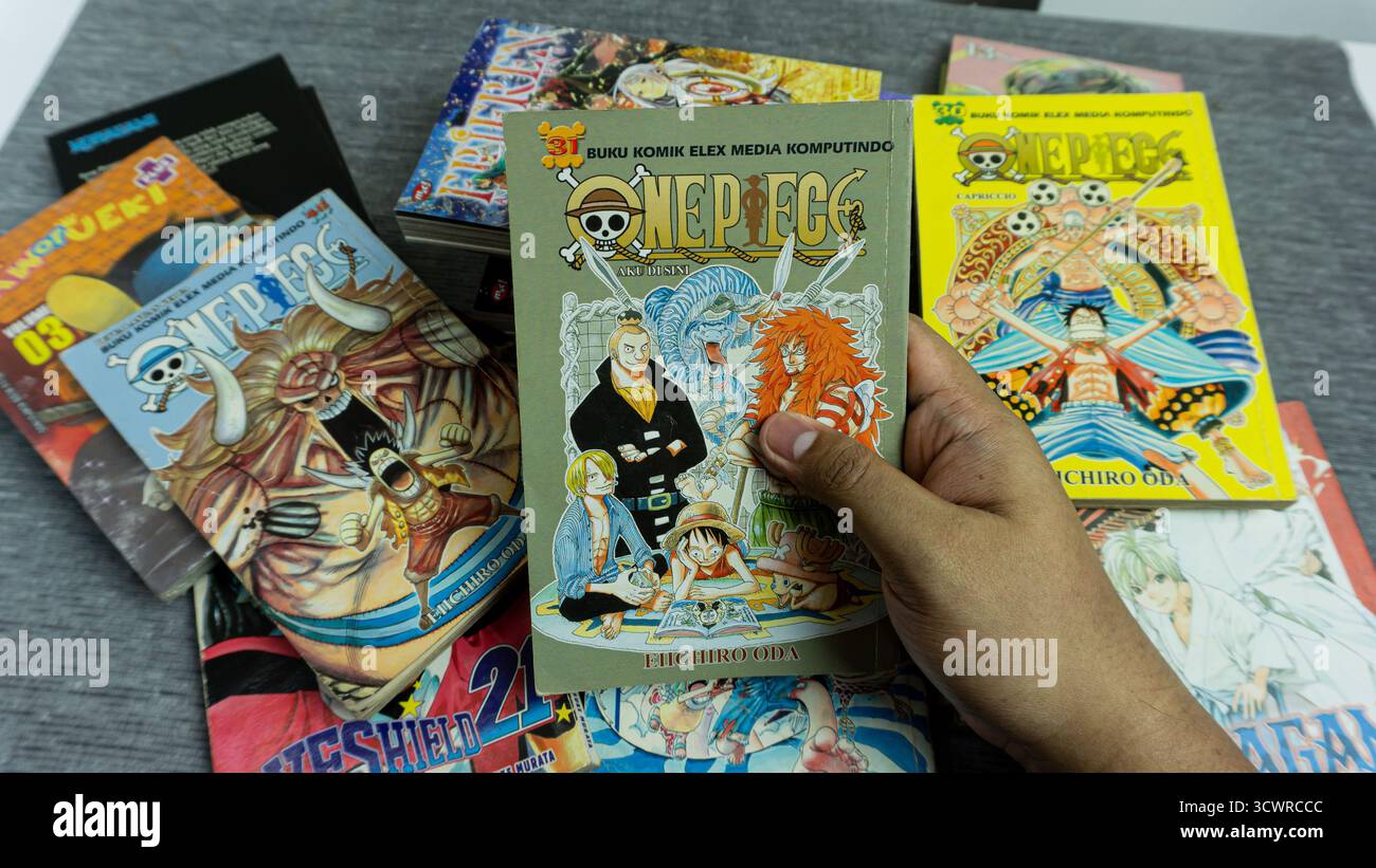 South Kalimantan, Indonesien - 05 17 2025 : Manga-Comic aus einem Stück mit seiner berühmten Coverkunst im Piratenmotiv, die Abenteuer und Freundschaft symbolisiert Stockfoto