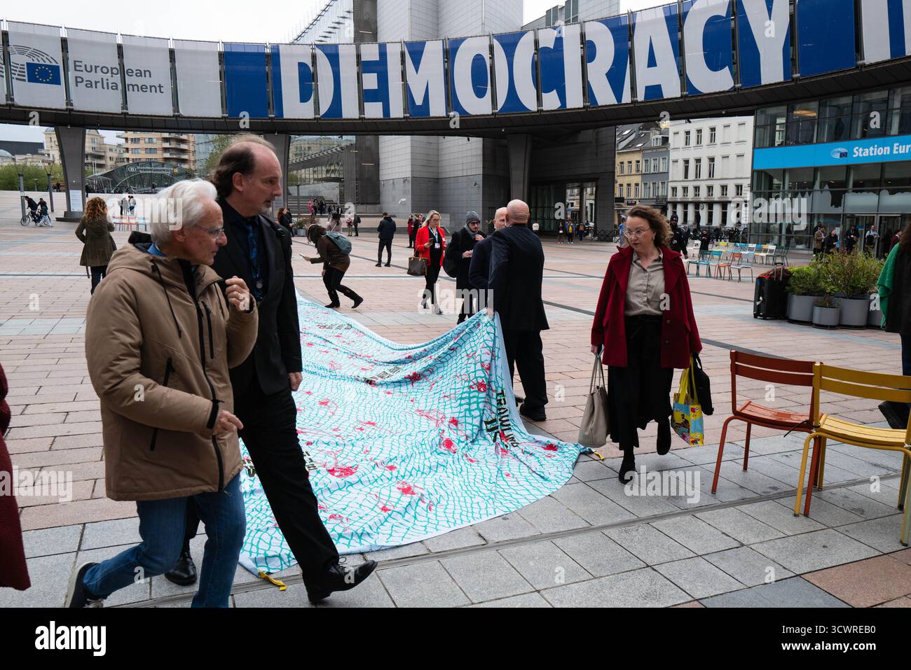 Aktivisten der Ocean Rebellion enthüllen den weltweit größten Siebdruck auf der Esplanade des EU-Parlaments in Brüssel, um den Beginn der Ocean Week zu feiern. Das 150 Meter hohe Kunstwerk symbolisiert die zerstörerische Reichweite der industriellen Grundschleppnetzfischerei und besteht aus über tausend handgedruckten Tafeln, die Skelette und Slogans der Meereslebewesen darstellen, die die Zerstörung des Meeresbodens anprangern. Die Aktivisten fordern ein EU-weites Verbot der Grundschleppnetzfischerei mit dem Argument, dass sie Meeresökosysteme verwüstet, enorme CO2-Emissionen freisetzt und sogar in sogenannten Meeresschutzgebieten weitergeht. Die Aktion fordert die Staats- und Regierungschefs der EU auf, die Subventionen umzulenken Stockfoto