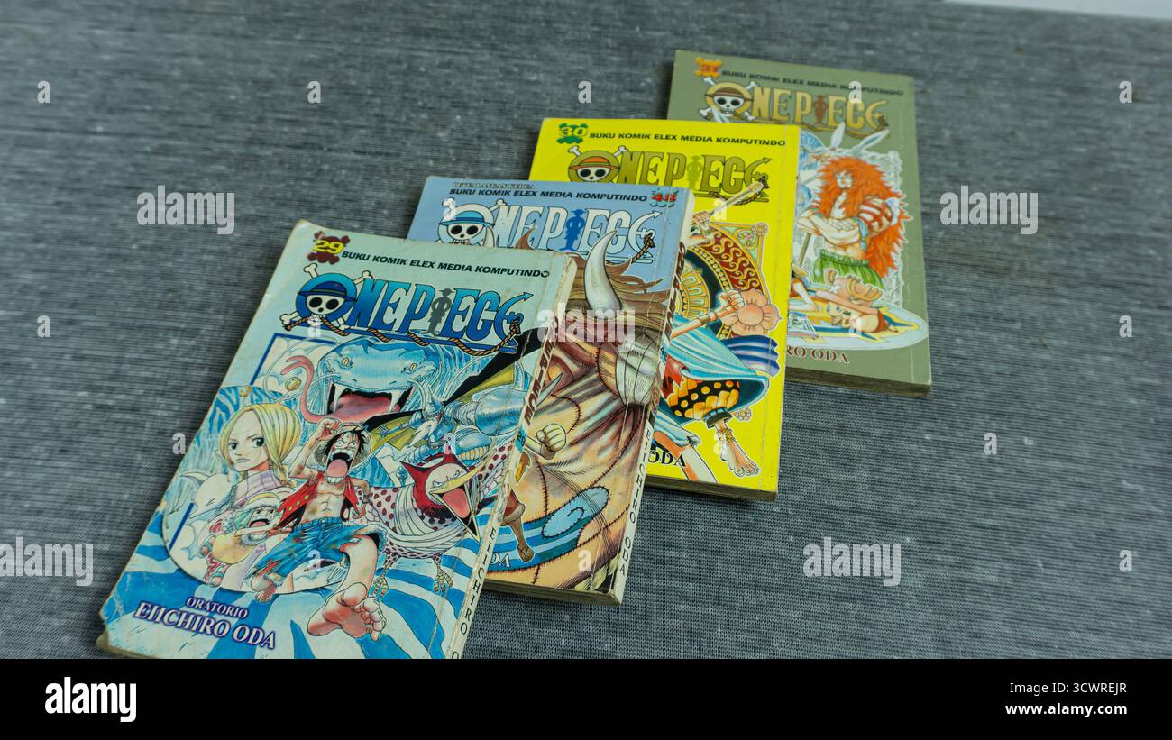 South Kalimantan, Indonesien - 05 17 2025 : Manga-Comic aus einem Stück mit seiner berühmten Coverkunst im Piratenmotiv, die Abenteuer und Freundschaft symbolisiert Stockfoto