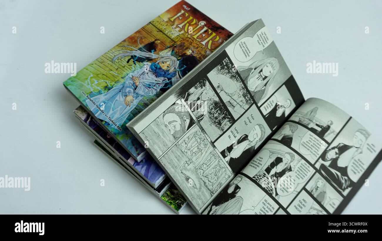Südkalimantan, Indonesien - 05 17 2025 : Frieren Manga wurde geöffnet und hielt sich in der Hand, wobei er seinen zarten Illustrationsstil und seine emotionalen Geschichten hervorhebt Stockfoto