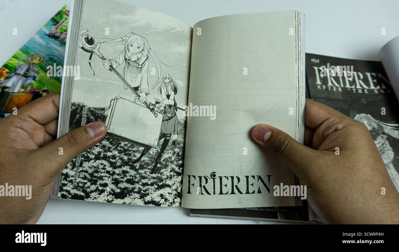 Südkalimantan, Indonesien - 05 17 2025 : Frieren Manga wurde geöffnet und hielt sich in der Hand, wobei er seinen zarten Illustrationsstil und seine emotionalen Geschichten hervorhebt Stockfoto