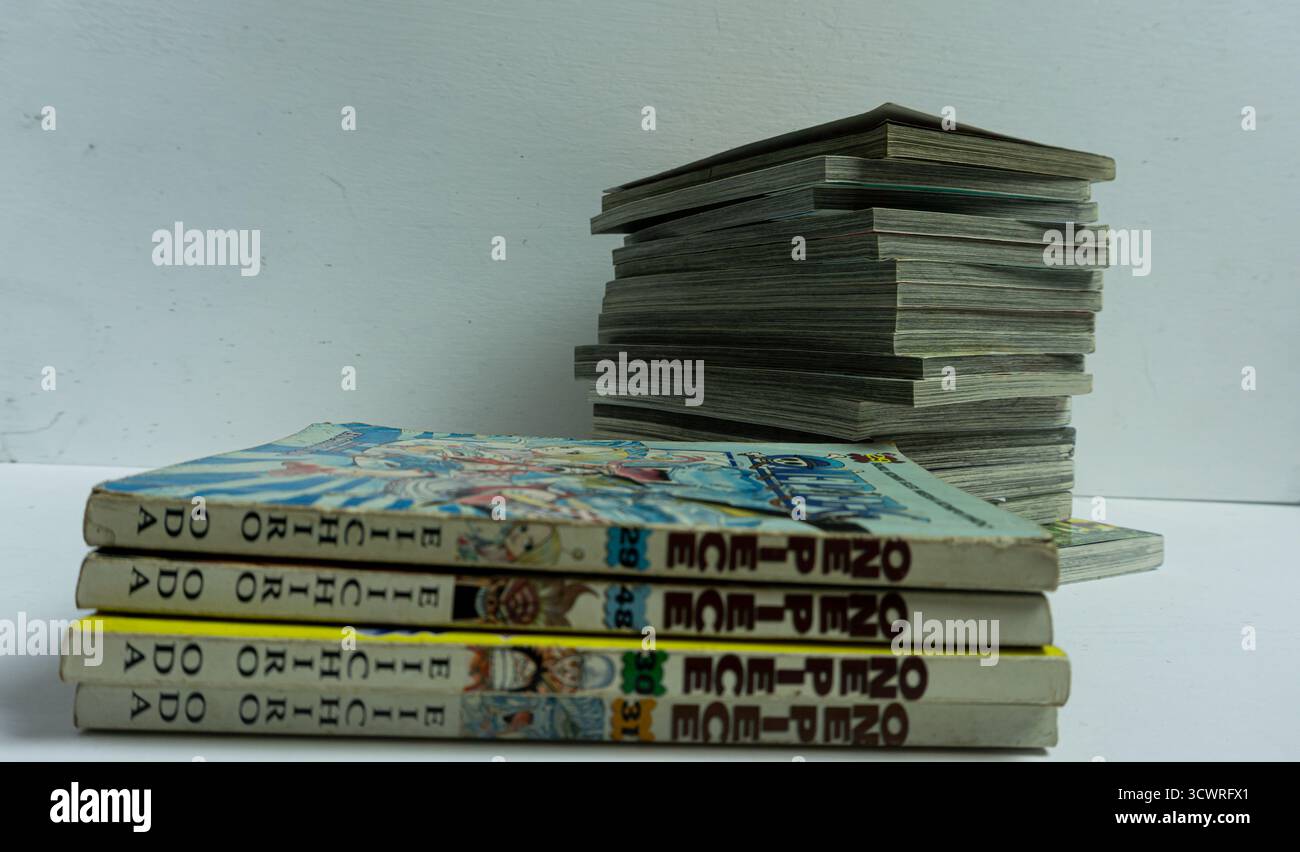 South Kalimantan, Indonesien - 05 17 2025 : Manga-Comic aus einem Stück mit seiner berühmten Coverkunst im Piratenmotiv, die Abenteuer und Freundschaft symbolisiert Stockfoto
