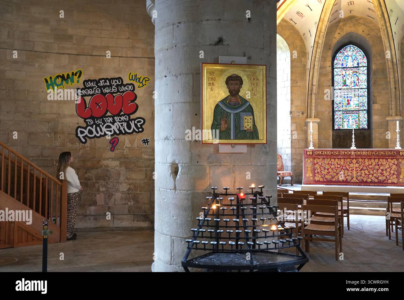 Ein Besucher sieht Graffiti-Kunstwerke aus der Installation „Hear US“, einer Zusammenarbeit zwischen dem Dichter Alex Vellis und der Kuratorin Jacquiline Cresswell, die Graffiti-Displays verwendet, um Gott persönliche Fragen zu stellen, in der Kathedrale von Canterbury in Kent. Bilddatum: Montag, 13. Oktober 2025. Stockfoto