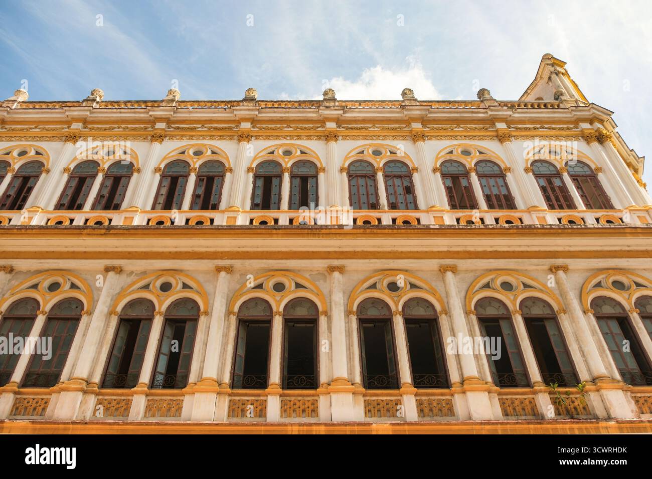 Havanna, Kuba 2024 April 17 - majestätische Fassade der Escuela Nacional de Ballet Fernando Alonso (kubanische nationale Ballettschule), großer Architekt der kubanischen Moderne Stockfoto