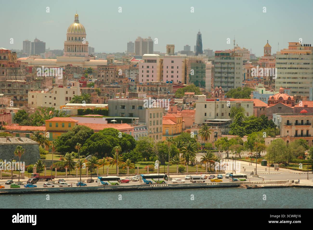 Kuba – erhöhte Aussicht auf Havannas Ufer, Malecon und die Stadtlandschaft von Casa Blanca an einem klaren, sonnigen Tag. El Capitolio ist besonders gut zu sehen Stockfoto