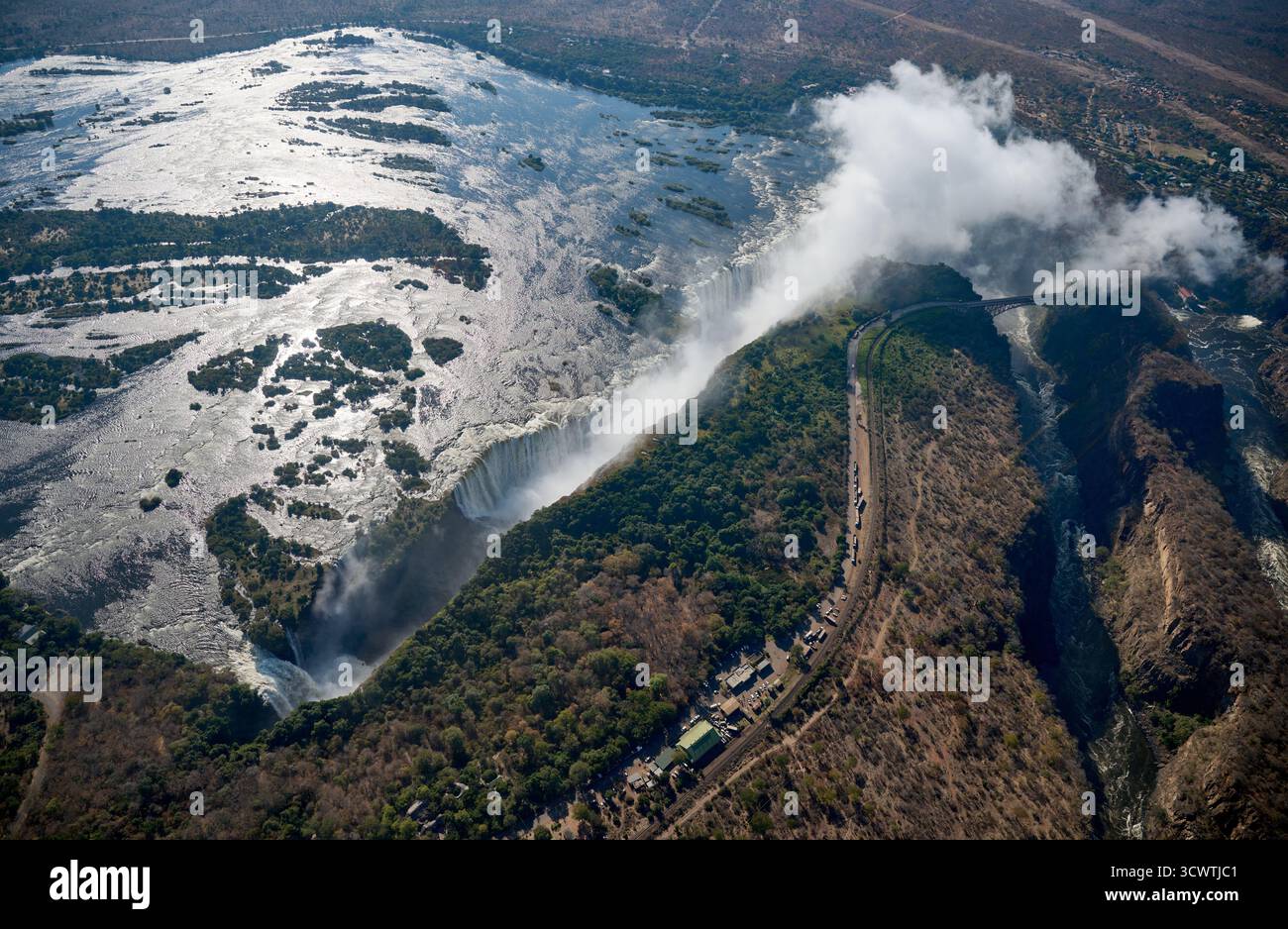 Aus der Vogelperspektive von einem Hubschrauber über die Victoria Falls an der Grenze zwischen Sambia und Simbabwe, Viktoria Falls, Simbabwe, Afrika Stockfoto