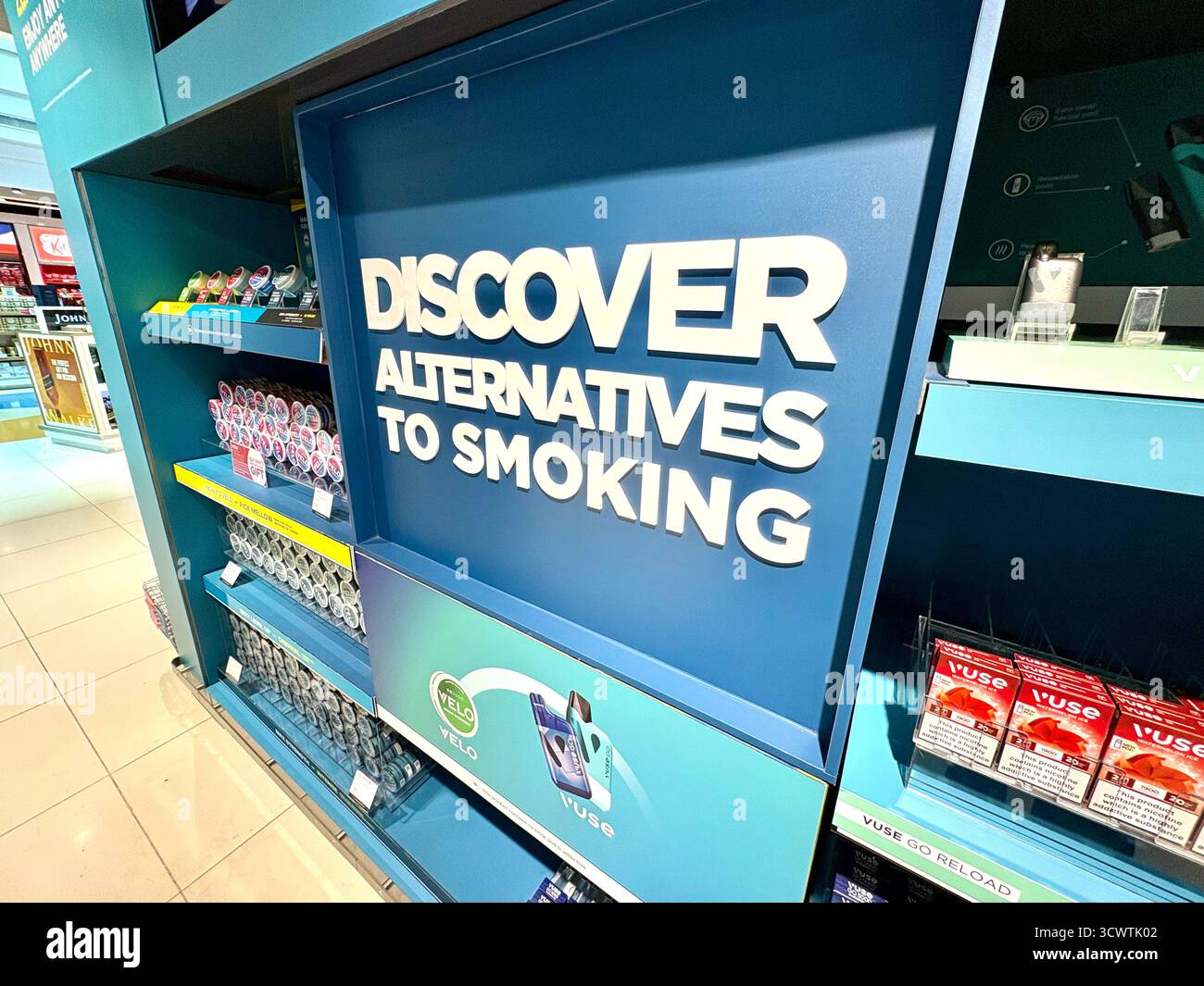 Entdecken Sie eine Alternative zum Zigarettenrauchen, Vuse- und Velo-Nikotinbeutel und Kaugummi am internationalen Flughafen Dubai Terminal 3 Stockfoto