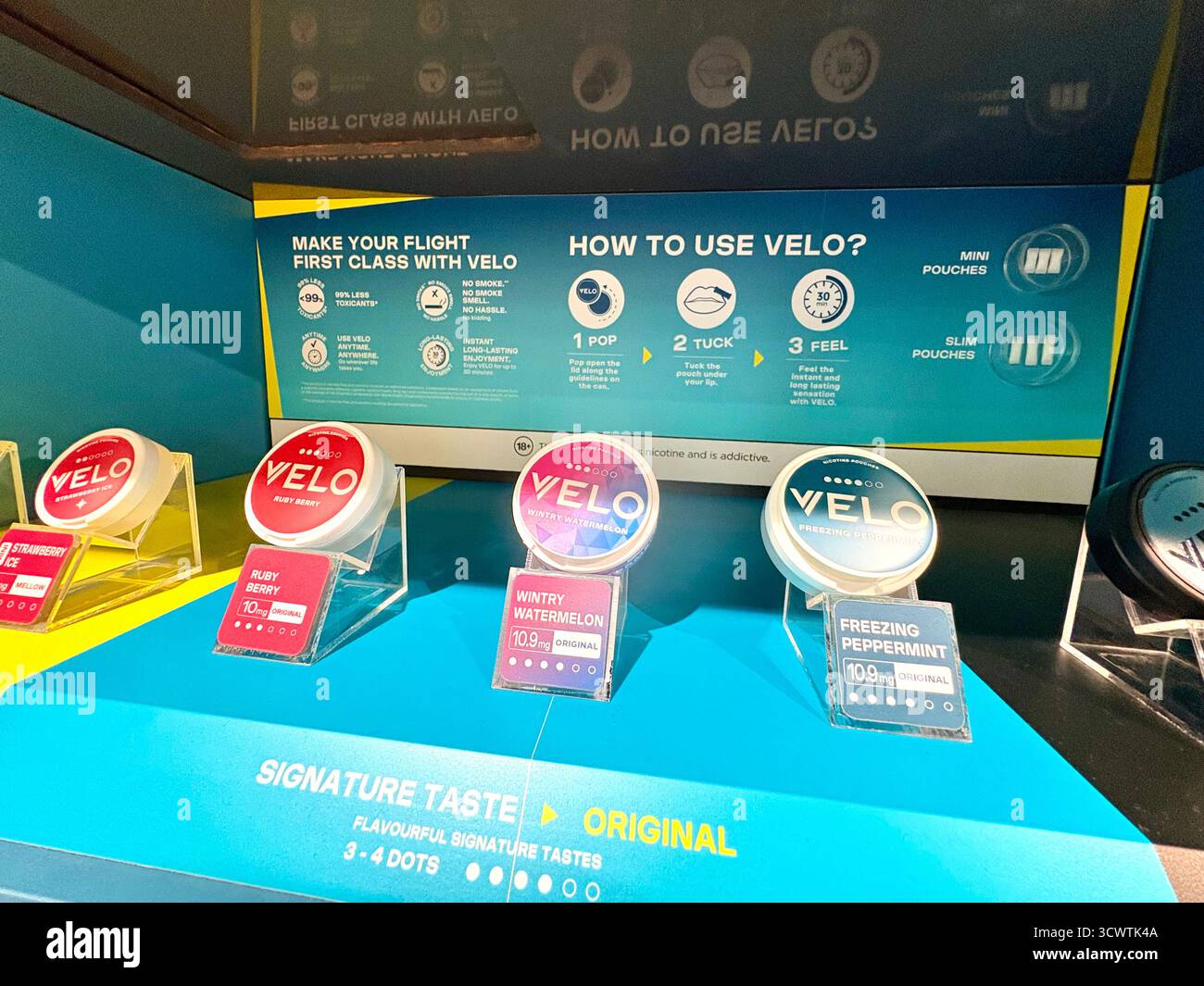 Velo Nikotinbeutel zum Verkauf am internationalen Flughafen Dubai, Duty-Free-Shop, VAE - Smartphone-aufgenommenes Stockfoto