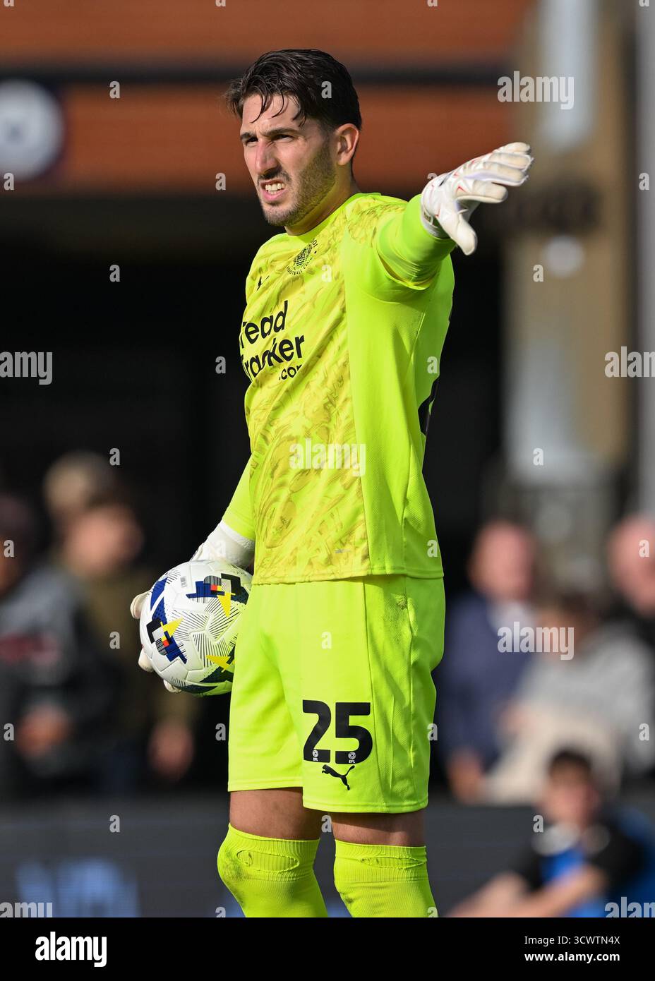 Blackpool Torhüter Franco Ravizzoli während des Spiels der Sky Bet League One in Edgeley Park, Stockport. Bilddatum: Samstag, 11. Oktober 2025. Stockfoto Blackpool Torhüter Franco Ravizzoli während des Spiels der Sky Bet League One in Edgeley Park, Stockport. Bilddatum: Samstag, 11. Oktober 2025. Stockfoto