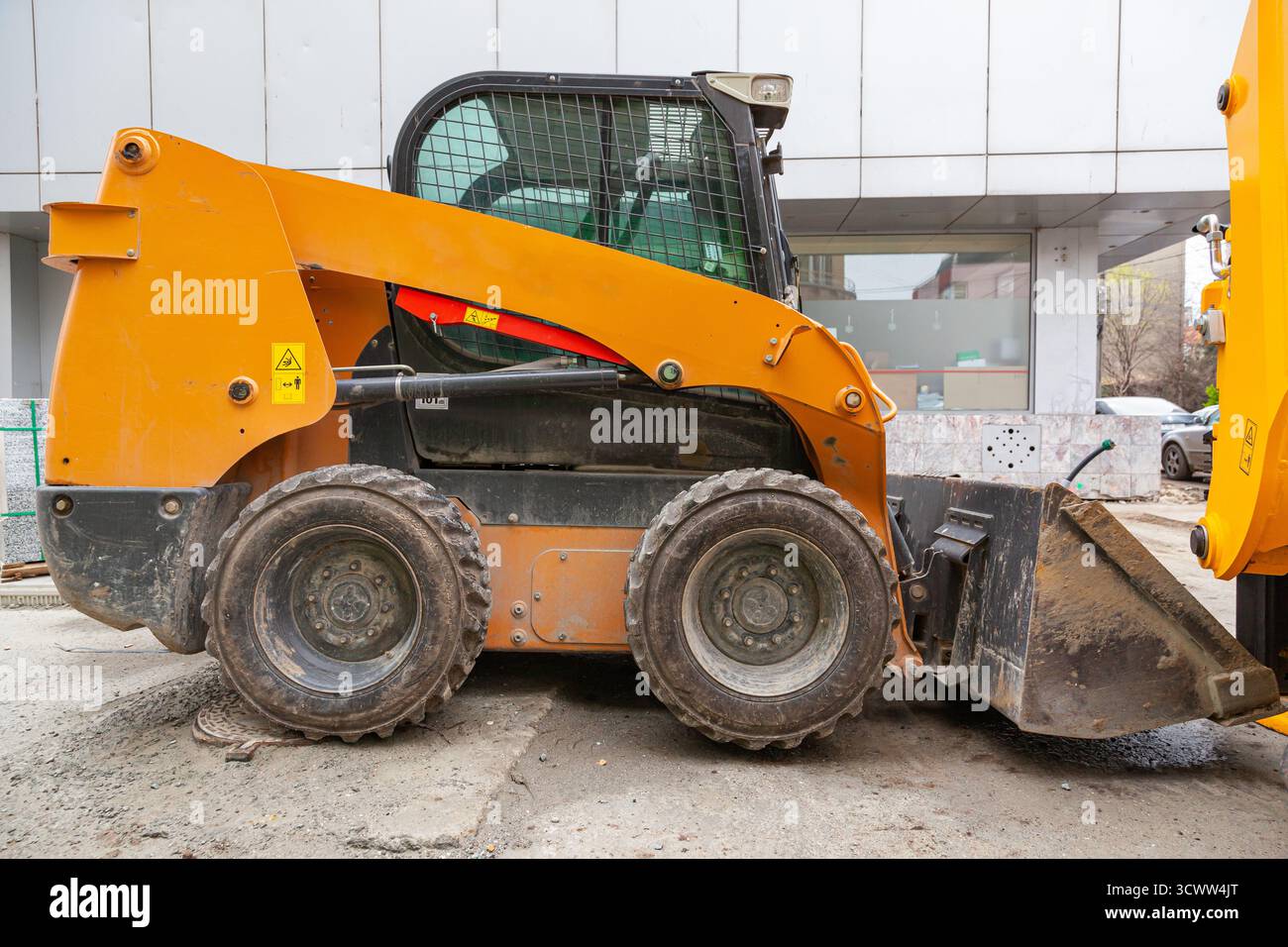 Kein großer gelber Bagger mit einer Schaufel vorn, um den Boden zu ebnen. Planierschild auf Rädern Stockfoto