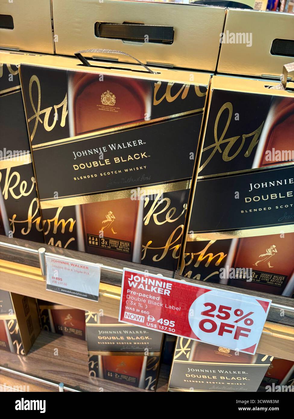 Johnnie Walker Blended Scotch Whisky mit doppeltem schwarzem Label zum Verkauf mit 25 % Rabatt im internationalen Flughafen Dubai Terminal 3 Duty Free, VAE Stockfoto