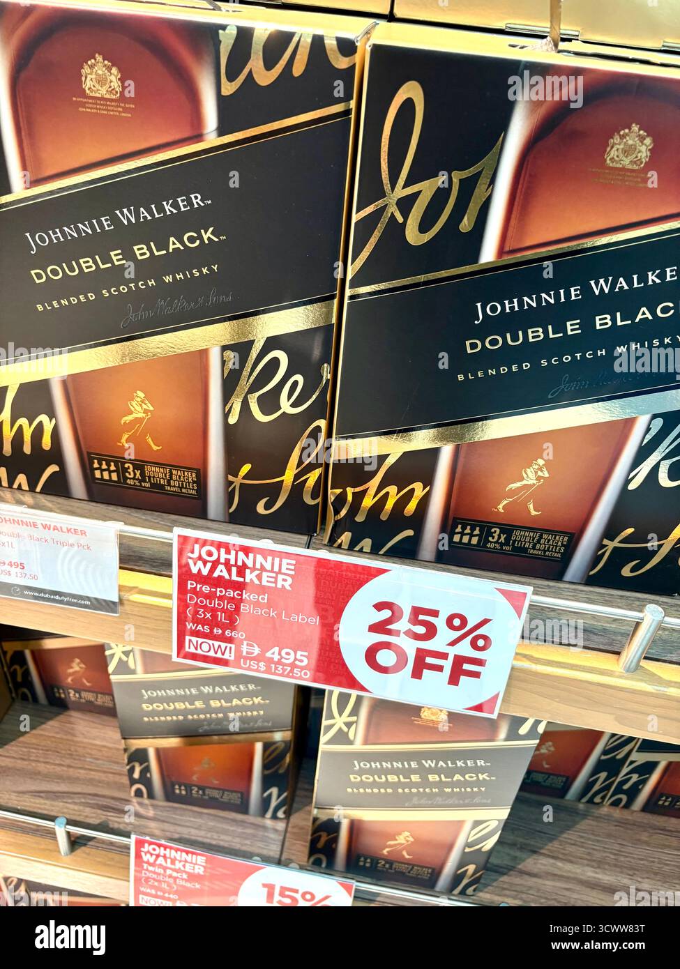 Johnnie Walker Blended Scotch Whisky mit doppeltem schwarzem Label zum Verkauf mit 25 % Rabatt im internationalen Flughafen Dubai Terminal 3 Duty Free, VAE Stockfoto