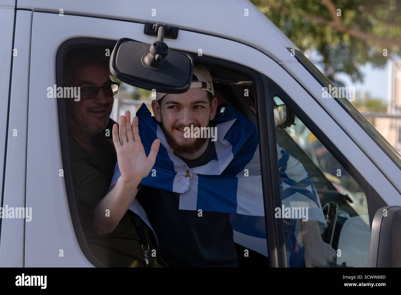 Ramat Gan, Israel. Oktober 2025. Eine der freigelassenen Geiseln, Bar Kupershtein, winkt aus einem Fahrzeug, als er im Sheba Medical Center ankommt. Quelle: Ilia Yefimovich/dpa/Alamy Live News Stockfoto