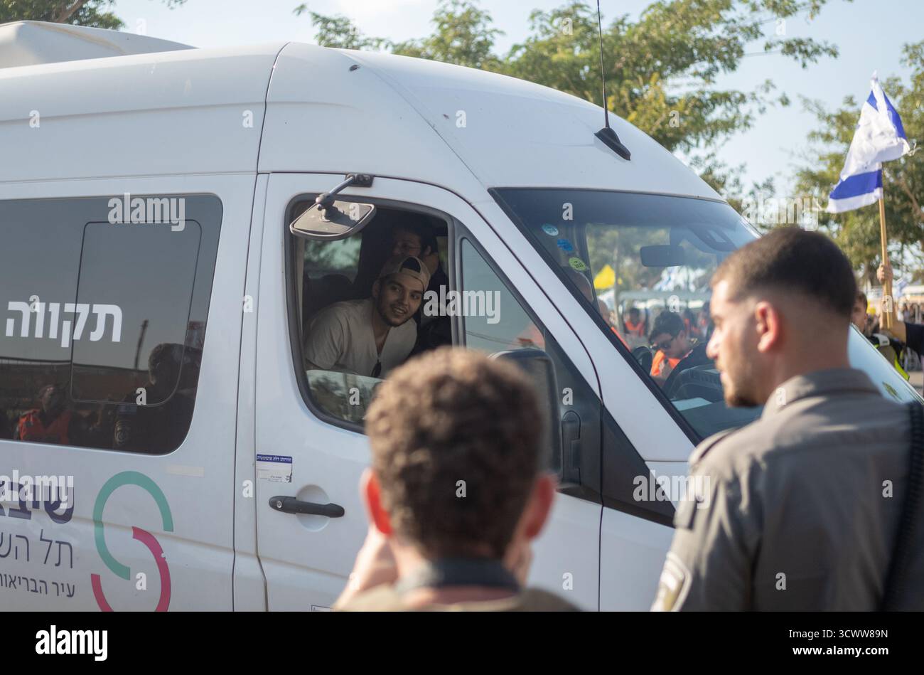 Ramat Gan, Israel. Oktober 2025. Einer der freigelassenen Geiseln, Yossef Haim Ohana, sieht von einem Fahrzeug aus, als er im Sheba Medical Center ankommt. Quelle: Ilia Yefimovich/dpa/Alamy Live News Stockfoto