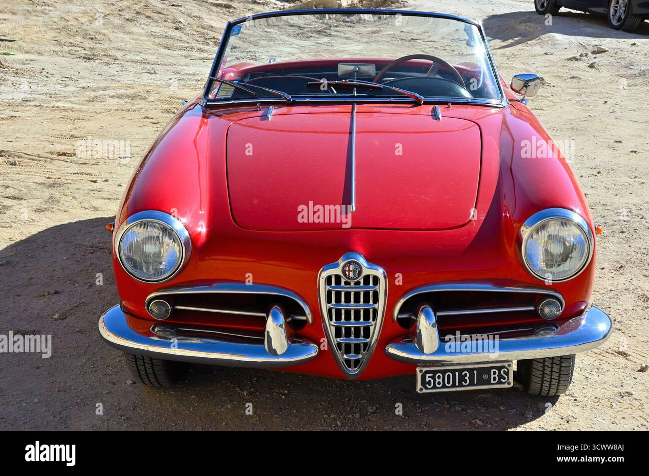 Tozeur, Tunesien - 29. September 2004: Rote Alfa Romeo Giulietta Spider 750D in der Wüste Sahara, Tunesien Stockfoto
