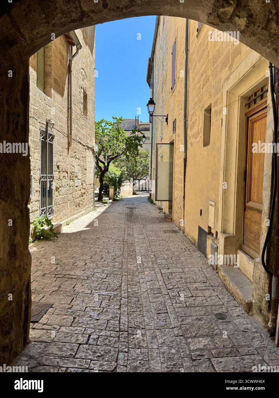 Ein Blick auf die Straße in Uzes, in der Nähe von Nimes, Frankreich - Smartphone-aufgenommenes Stockfoto