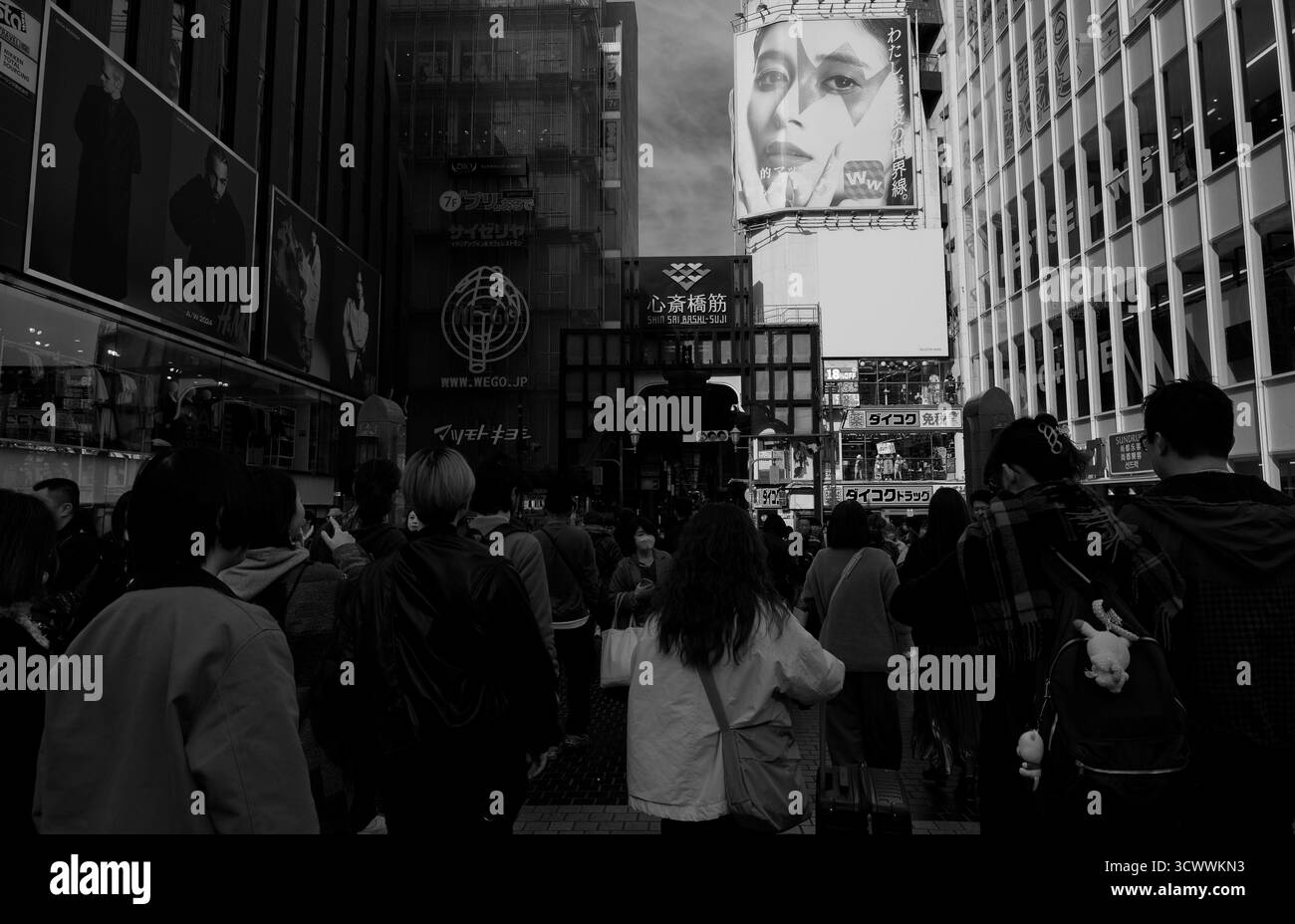 Eine Menge bewegt sich durch die belebten Straßen von Shinsaibashi in Osakas Chuo Ward Stockfoto