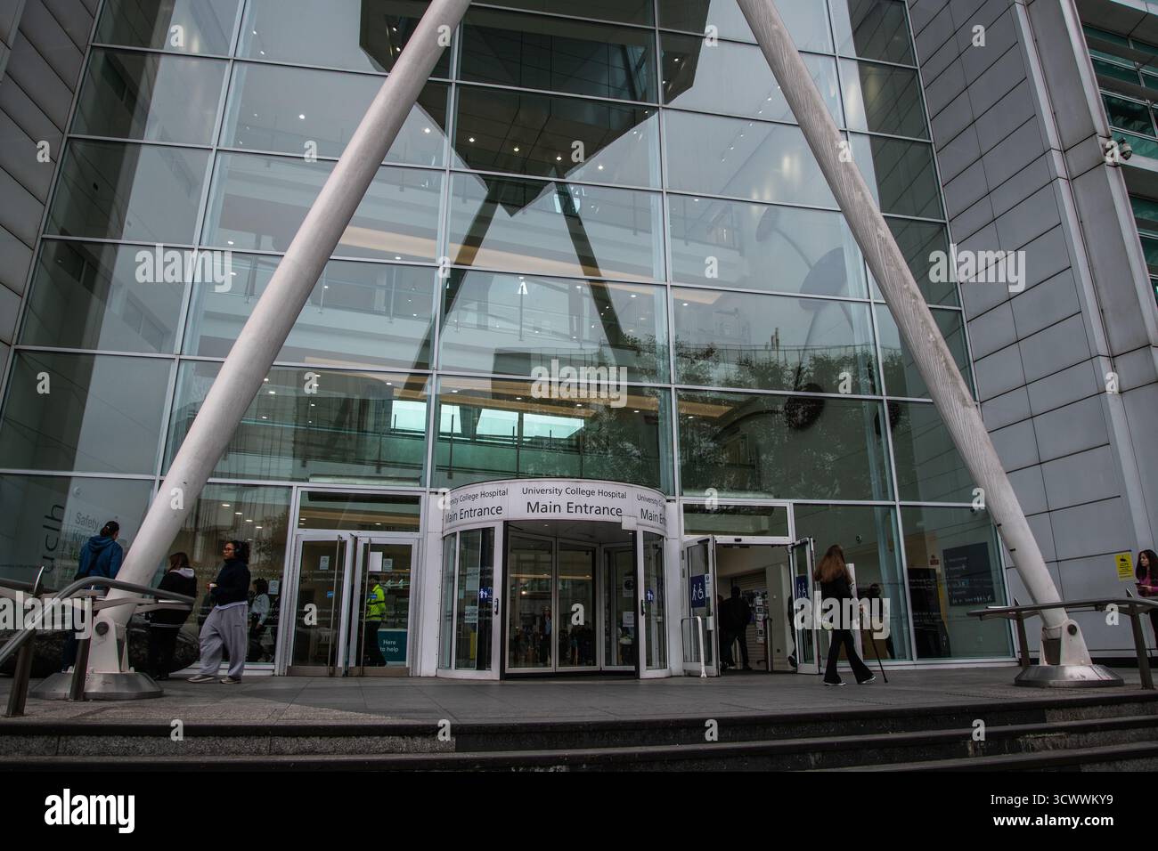 Vordereingang des University College Hospital an der Euston Road, London — moderne Gesundheitseinrichtung des NHS und Wahrzeichen der britischen Medizin Stockfoto
