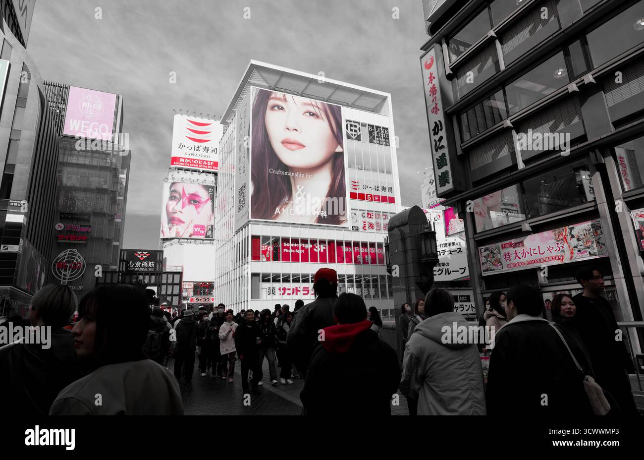 Eine geschäftige Menschenmenge spaziert durch Shinsaibashi in Osakas Chuo Ward mit selektiven Farbtönen Stockfoto