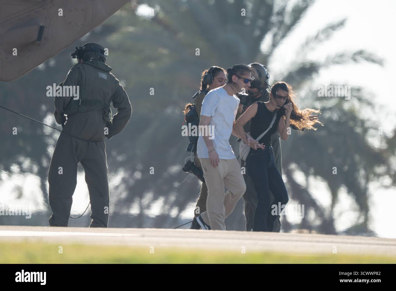 Ramat Gan, Israel. Oktober 2025. Israelische Freigelassene Geiseln Ariel Cunio und seine Freundin Arbel Yahud, die während des Angriffs der Hamas am 7. Oktober 2023 entführt und nach Gaza gebracht wurden, treffen im Sheba Medical Center ein, während eines Waffenstillstands zwischen Israel und Hamas. Quelle: Ilia Yefimovich/dpa/Alamy Live News Stockfoto