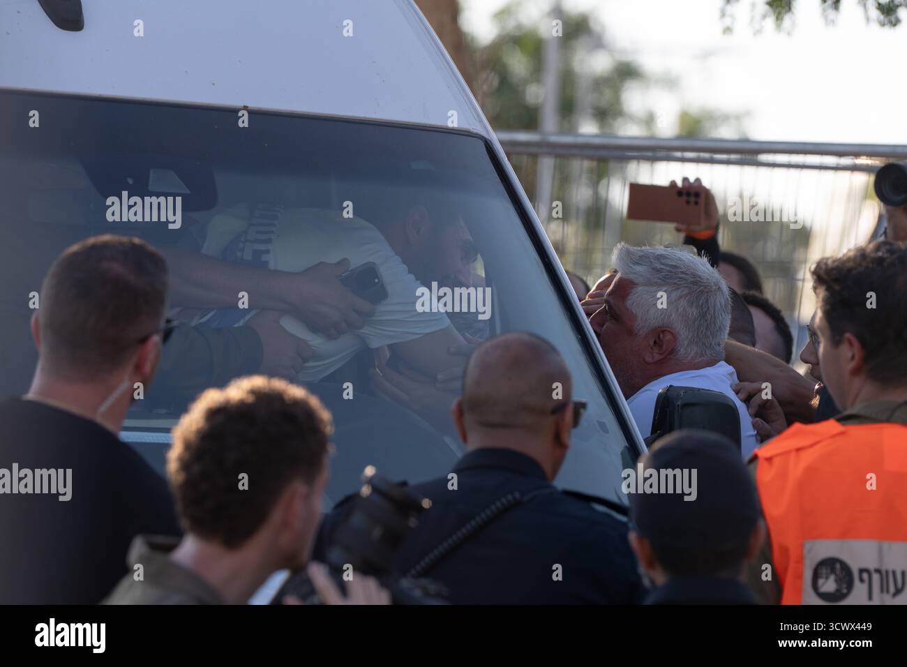 Ramat Gan, Israel. Oktober 2025. Die israelische Geisel Segev Kalfon, der während des Angriffs der Hamas am 7. Oktober 2023 entführt und nach Gaza gebracht wurde, erreichte das Sheba Medical Center, während eines Waffenstillstands zwischen Israel und Hamas. Quelle: Ilia Yefimovich/dpa/Alamy Live News Stockfoto