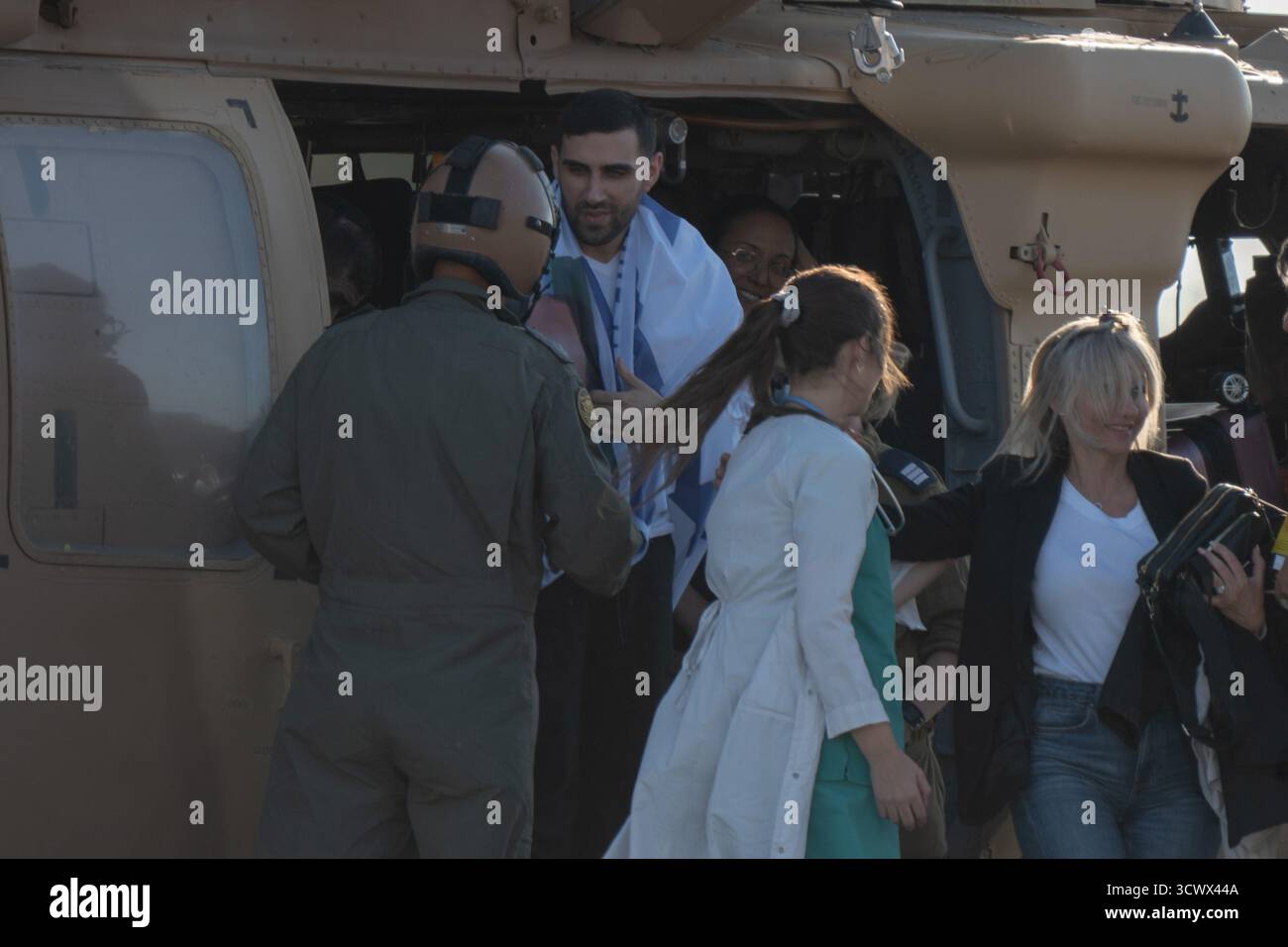 Ramat Gan, Israel. Oktober 2025. Die israelische Geisel Segev Kalfon, der während des Angriffs der Hamas am 7. Oktober 2023 entführt und nach Gaza gebracht wurde, erreichte das Sheba Medical Center, während eines Waffenstillstands zwischen Israel und Hamas. Quelle: Ilia Yefimovich/dpa/Alamy Live News Stockfoto